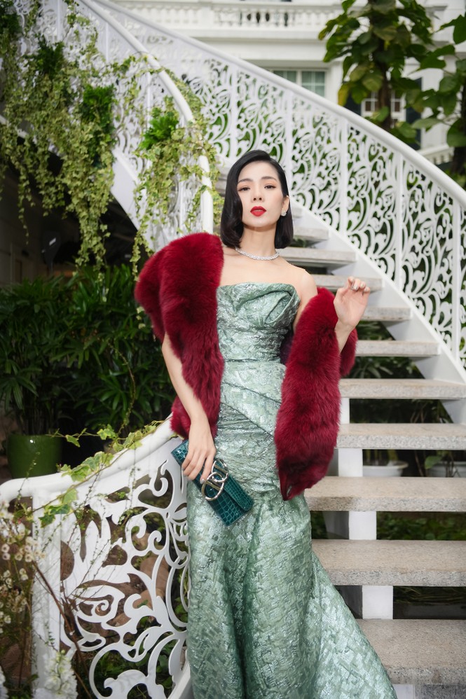 Lệ Quyên khoe vai trần gợi cảm bên “người tình tin đồn' kém 11 tuổi ở show thời trang - ảnh 5