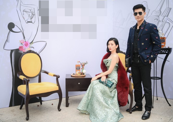 Lệ Quyên khoe vai trần gợi cảm bên “người tình tin đồn' kém 11 tuổi ở show thời trang - ảnh 3