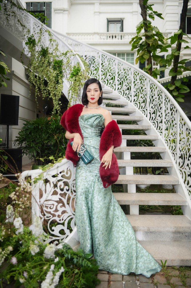 Lệ Quyên khoe vai trần gợi cảm bên “người tình tin đồn' kém 11 tuổi ở show thời trang - ảnh 1