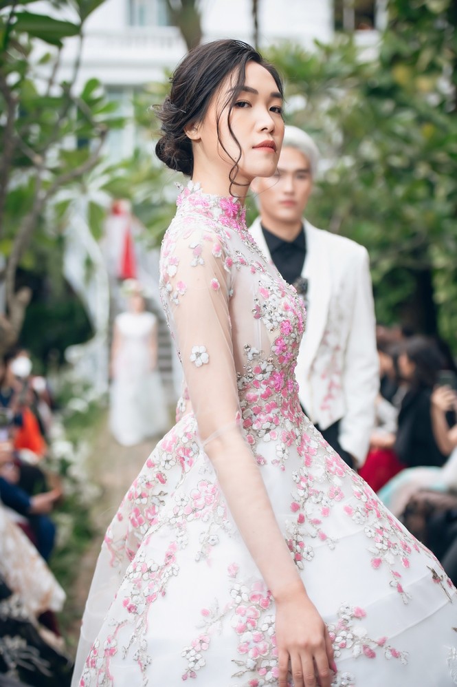 Lệ Quyên khoe vai trần gợi cảm bên “người tình tin đồn' kém 11 tuổi ở show thời trang - ảnh 10