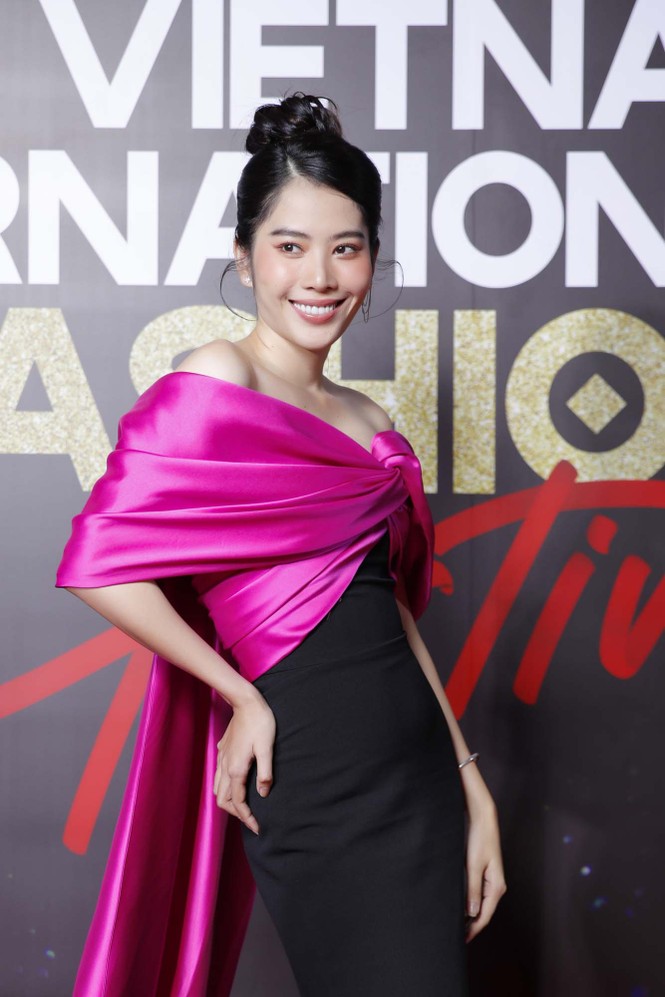 Trương Ngọc Ánh tình tứ sánh vai 'bạn trai tin đồn' Anh Dũng trên thảm đỏ thời trang - ảnh 6