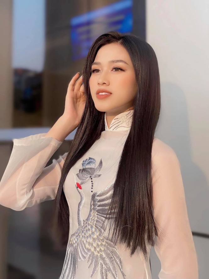 Đỗ Thị Hà nền nã với áo dài, Hoàng Thuỳ diện váy xuyên thấu hoá 'mỹ nhân ngư' - ảnh 1