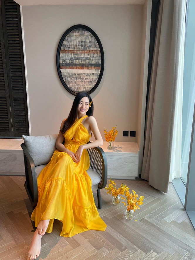 Đỗ Thị Hà mặc đồng phục giản dị đến trường, Lương Thuỳ Linh khoe vai trần gợi cảm với váy yếm - ảnh 3