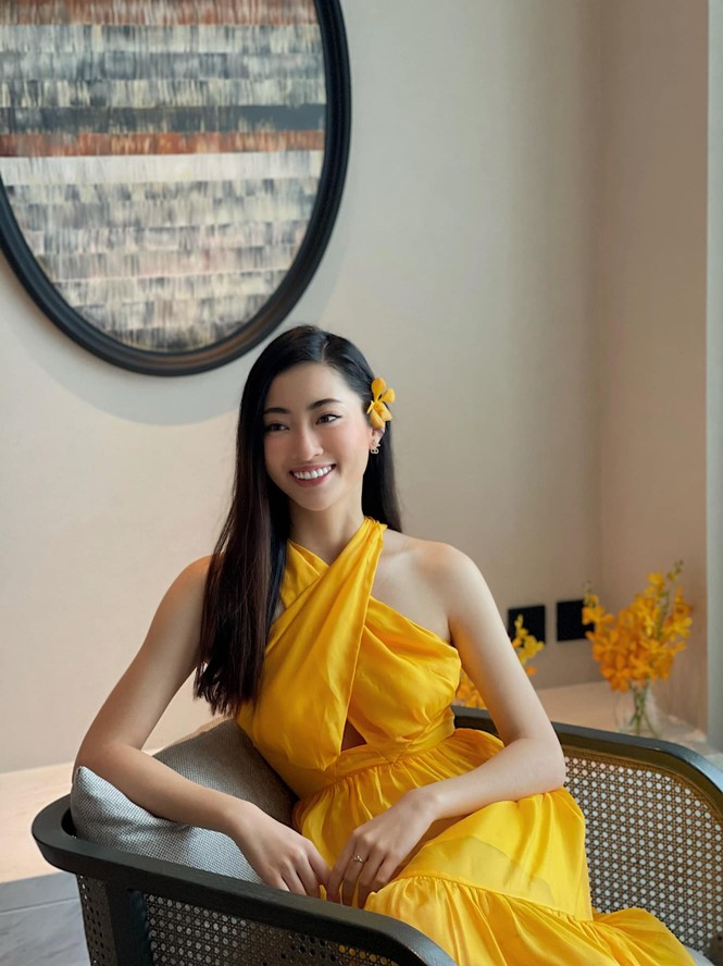 Đỗ Thị Hà mặc đồng phục giản dị đến trường, Lương Thuỳ Linh khoe vai trần gợi cảm với váy yếm - ảnh 2