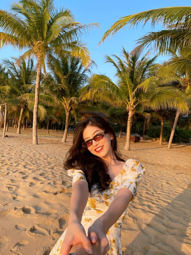 Đỗ Thị Hà mặc đồng phục giản dị đến trường, Lương Thuỳ Linh khoe vai trần gợi cảm với váy yếm - ảnh 9
