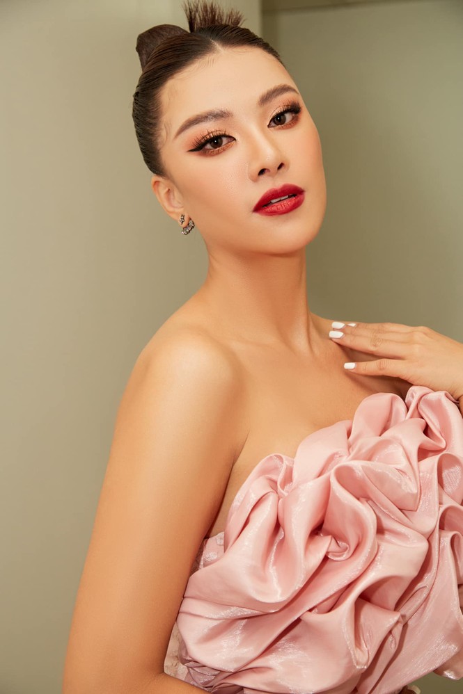 Đỗ Thị Hà mặc đồng phục giản dị đến trường, Lương Thuỳ Linh khoe vai trần gợi cảm với váy yếm - ảnh 6