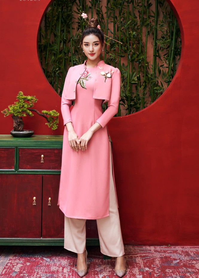 Đỗ Thị Hà mặc đồng phục giản dị đến trường, Lương Thuỳ Linh khoe vai trần gợi cảm với váy yếm - ảnh 4