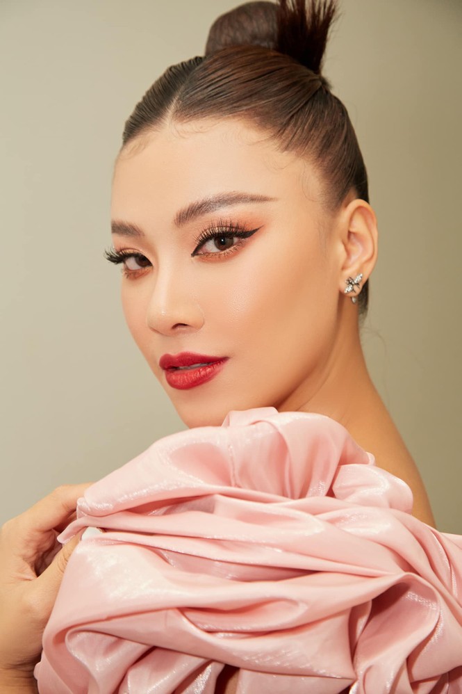 Đỗ Thị Hà mặc đồng phục giản dị đến trường, Lương Thuỳ Linh khoe vai trần gợi cảm với váy yếm - ảnh 7