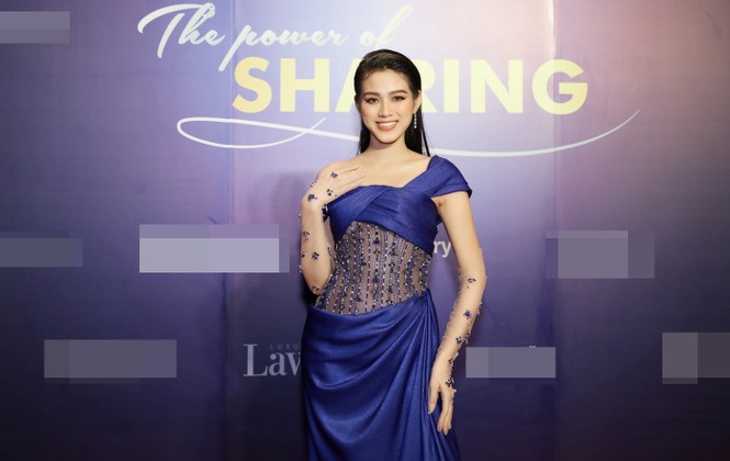 Hoa hậu Đỗ Thị Hà lộng lẫy tựa 'nữ thần', Á hậu Ngọc Thảo diện váy xẻ khoe chân dài 1m11 - ảnh 2