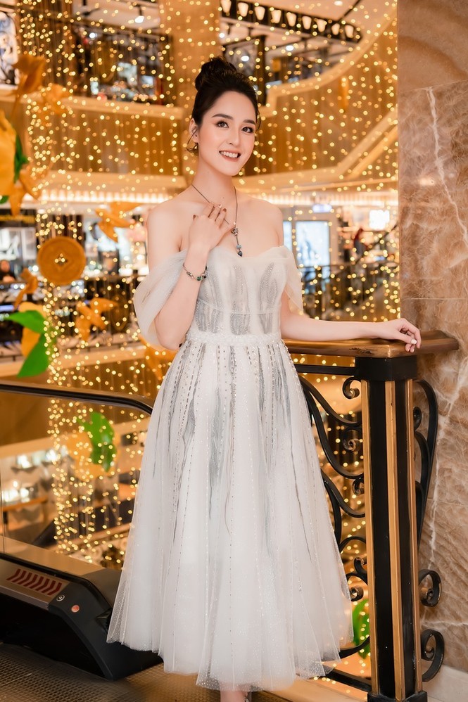 Hoa hậu Đỗ Thị Hà lộng lẫy tựa 'nữ thần', Á hậu Ngọc Thảo diện váy xẻ khoe chân dài 1m11 - ảnh 12