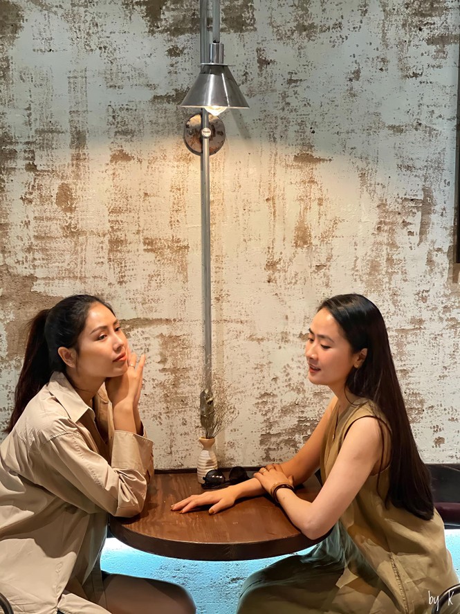 Tiểu Vy khoe thần thái 'đỉnh cao' tựa fashionista, Cẩm Đan vai trần quyến rũ - ảnh 8