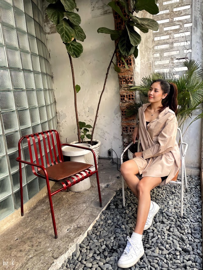 Tiểu Vy khoe thần thái 'đỉnh cao' tựa fashionista, Cẩm Đan vai trần quyến rũ - ảnh 7