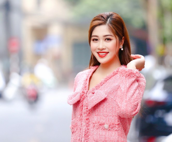 Tiểu Vy khoe thần thái 'đỉnh cao' tựa fashionista, Cẩm Đan vai trần quyến rũ - ảnh 17