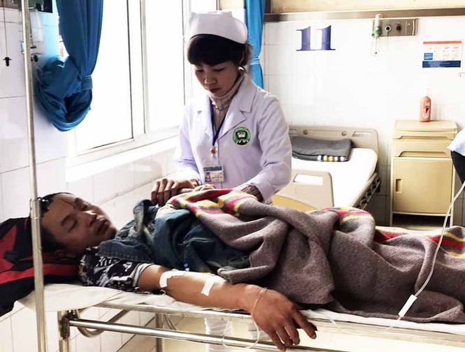 Xe khách 'đấu đầu' xe tải, 10 người thương vong - ảnh 1