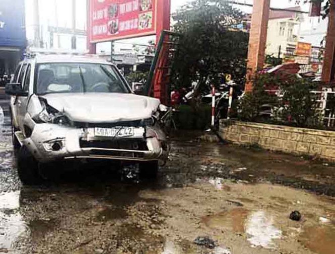 Ford Everest gây tai nạn liên hoàn, nhiều ô tô biến dạng - ảnh 1