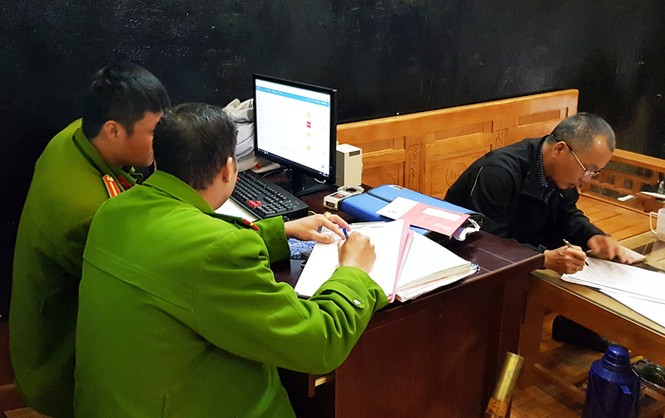 Bắt 2 tội phạm truy nã thòi ra 'kho' vũ khí, ma túy - ảnh 1