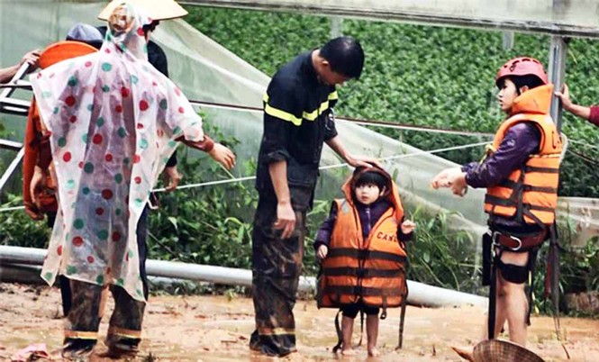 Băng qua nước xiết giải cứu gần trăm người dân bị cô lập - ảnh 2