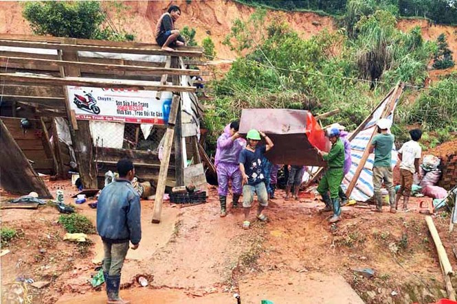 Băng qua nước xiết giải cứu gần trăm người dân bị cô lập - ảnh 3