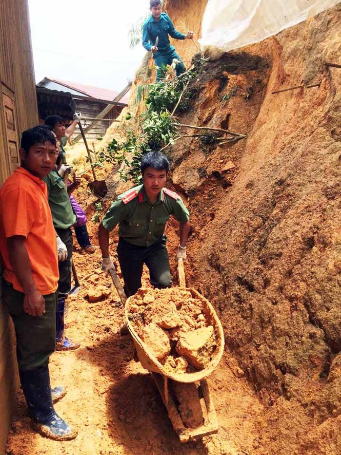 Băng qua nước xiết giải cứu gần trăm người dân bị cô lập - ảnh 4