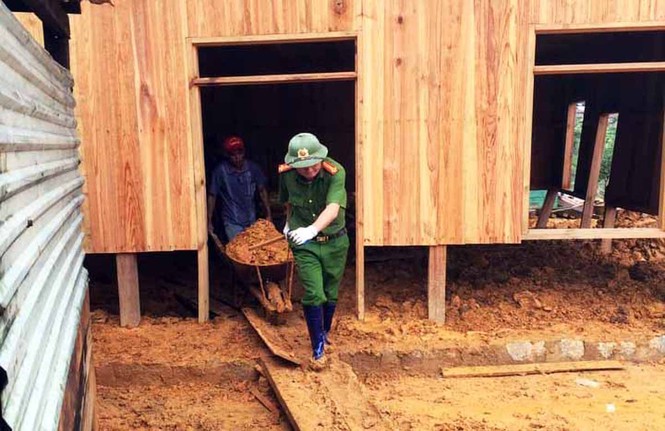 Băng qua nước xiết giải cứu gần trăm người dân bị cô lập - ảnh 5