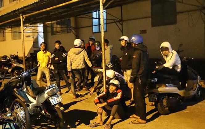 50 'quái xế' náo loạn Quốc lộ 20, cảnh sát nổ súng khống chế - ảnh 1