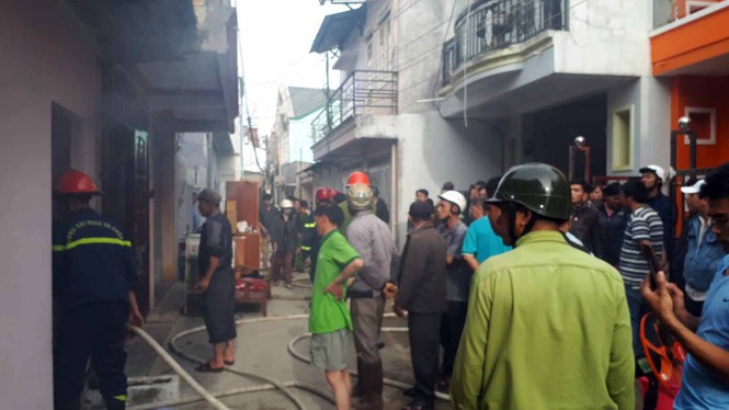 Quên tắt bếp ga, ngôi nhà trong hẻm sâu ở Đà Lạt bốc cháy dữ dội - ảnh 1
