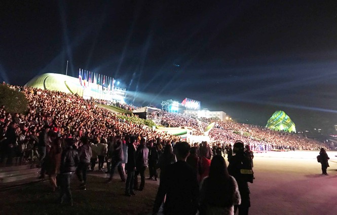 Biển người tham dự đêm khai mạc Festival hoa Đà Lạt 2019 - ảnh 1