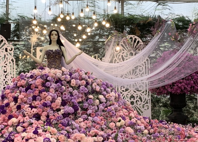 Chiếc váy cưới kỷ lục kết bằng 1 tấn hoa tươi tại Festival hoa Đà Lạt - ảnh 2