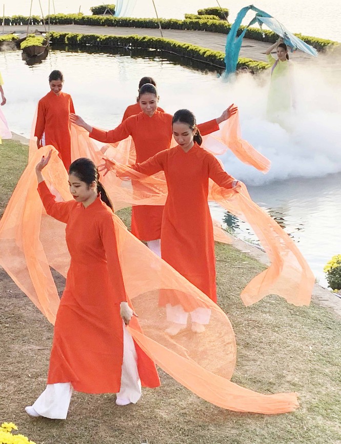 Vẻ đẹp tơ lụa Việt Nam khoe sắc giữa thiên nhiên Đà Lạt huyền ảo - ảnh 2