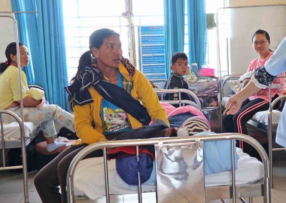 Gần 100 trẻ em nghi bị ngộ độc phải nhập viện sau bữa ăn từ thiện - ảnh 1