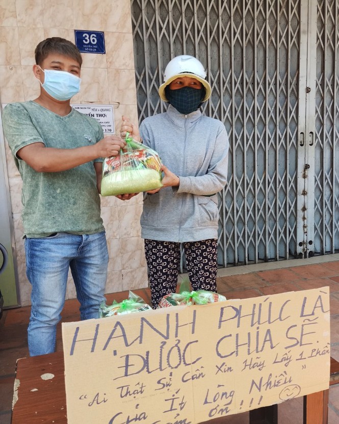 Hơn 300 phần quà hỗ trợ người bán vé số ở Lâm Đồng - ảnh 1