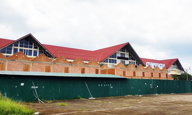 Buộc tháo dỡ 28 ki ốt che khuất mặt tiền chợ 150 tỷ đồng - ảnh 1