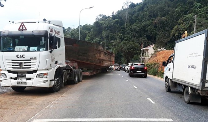 Xe đầu kéo chở thuyền 'khủng' gây tắc nghẽn đèo Bảo Lộc - ảnh 2