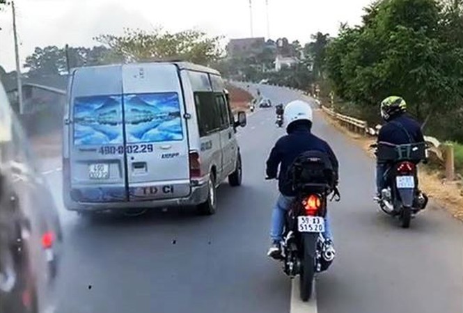 Nhóm phượt thủ ném đá xe khách, khoe 'chiến tích' trên facebook - ảnh 1