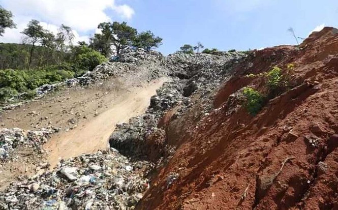 Núi rác ở Đà Lạt sạt lở hàng trăm tấn, mùi hôi thối bao phủ khắp nơi - ảnh 1