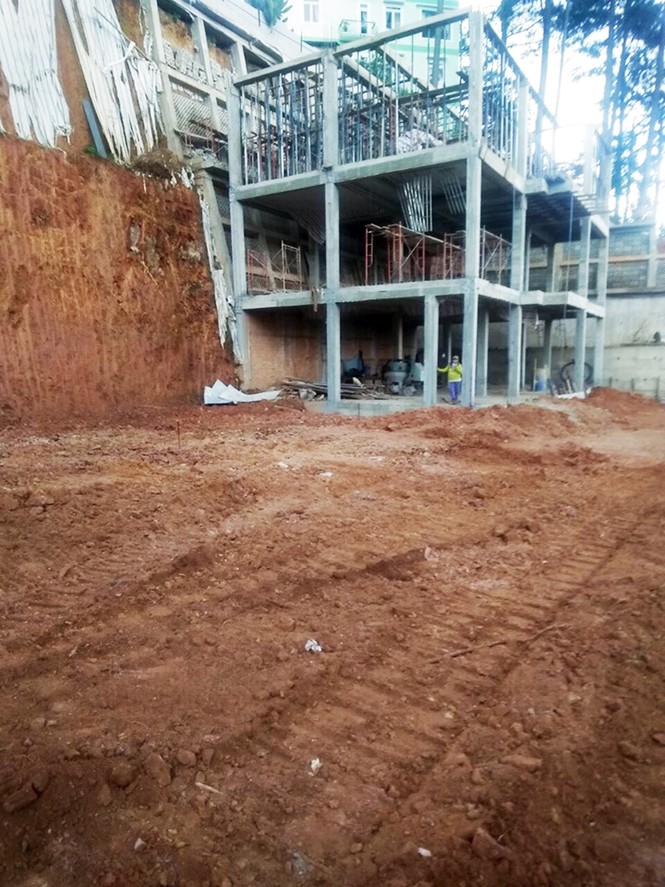 Khách sạn khoét đồi thông, đổi mặt tiền ra quốc lộ - ảnh 1