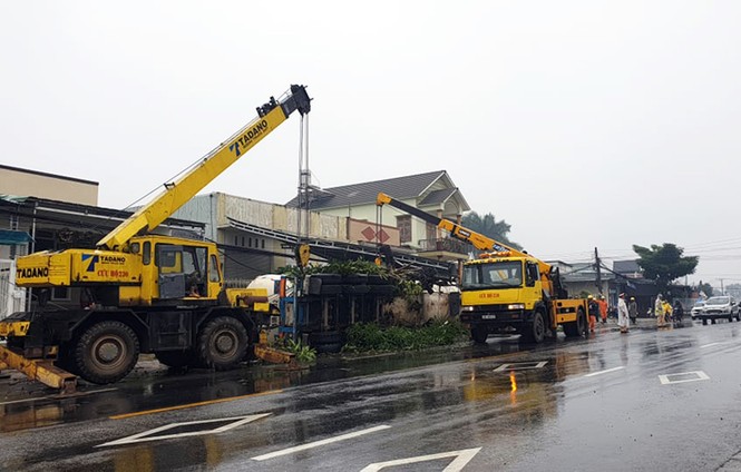 Xe bồn gãy đôi sau khi tông hàng loạt nhà cửa, xe cộ - ảnh 3