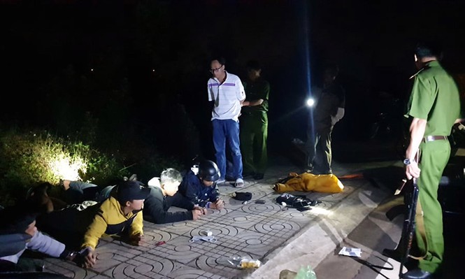 Ngăn hàng chục thanh, thiếu niên vác mã tấu thanh toán nhau - ảnh 1