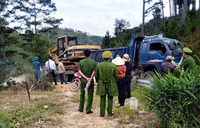 Cưỡng chế hàng loạt nhà xây trái phép trong 'làng biệt thự' ở Lâm Đồng - ảnh 1