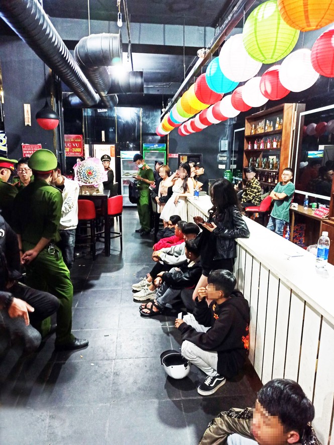 Hàng chục đối tượng ‘bay lắc’ trong club, karaoke giữa đêm khuya - ảnh 1