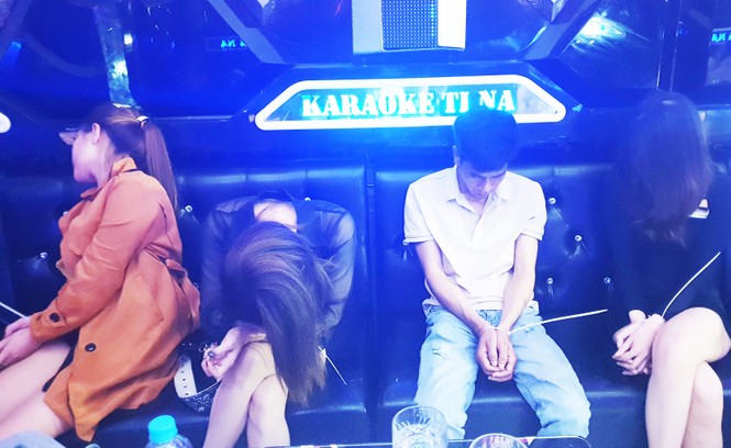 Bắt quả tang 24 dân chơi ‘bay lắc’ điên cuồng tại quán karaoke - ảnh 2
