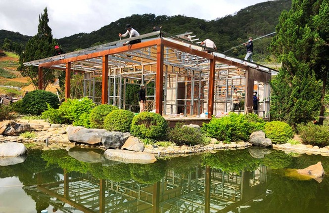 Tháo dỡ 12 căn nhà kiên cố tại ngôi làng 'mọc' chui trên đất rừng - ảnh 1