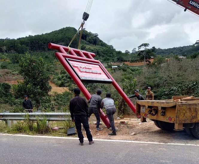 Tháo dỡ 12 căn nhà kiên cố tại ngôi làng 'mọc' chui trên đất rừng - ảnh 2