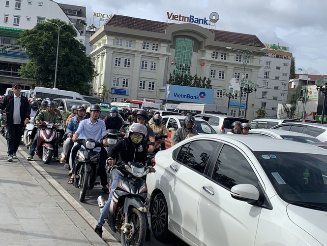 Đề thi hóc búa chống ùn tắc giao thông ở Đà Lạt, giải nhất 1 tỷ đồng - ảnh 1