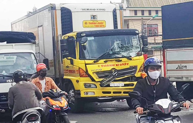 3 xe ô tô tông liên hoàn, quốc lộ 20 ùn ứ - ảnh 1