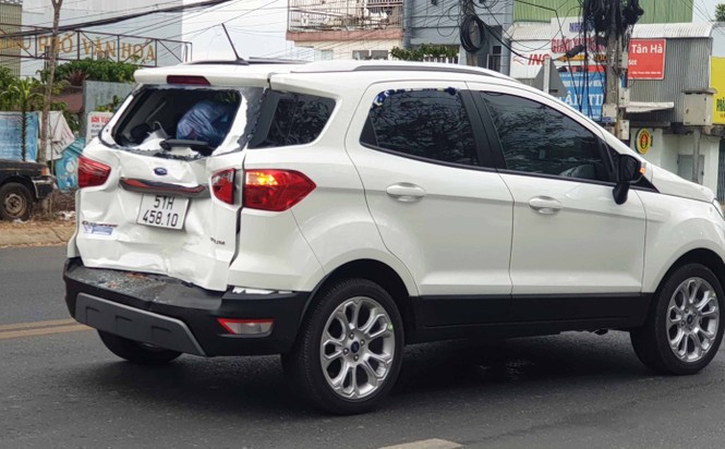 3 xe ô tô tông liên hoàn, quốc lộ 20 ùn ứ - ảnh 2