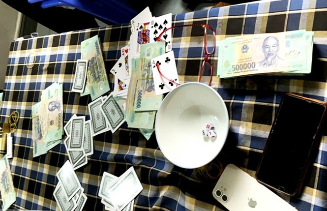Đột kích sới bạc giữa trưa, bắt 4 đối tượng, thu hàng trăm triệu đồng - ảnh 2 Đột kích sới bạc giữa trưa, bắt 4 đối tượng, thu hàng trăm triệu đồng - ảnh 2