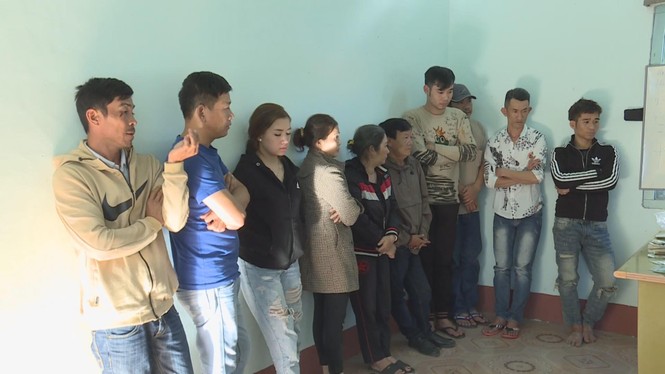 Bắt 10 đối tượng đánh bạc thu giữ hơn 150 triệu đồng - ảnh 2