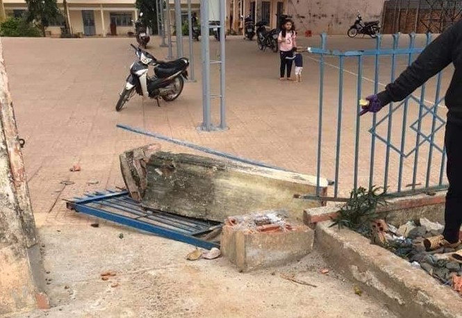 Đắk Nông: Cổng trường tiểu học đổ sập đè chết học sinh lớp 4 - ảnh 1