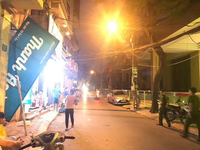 Thanh sắt dài 4m rơi từ công trình xây dựng xuống khiến nhiều người hoảng sợ - ảnh 2